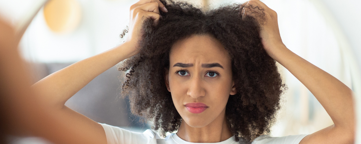 5 Anzeichen, dass deinen Locken Feuchtigkeit fehlt – und was du jetzt tun kannst