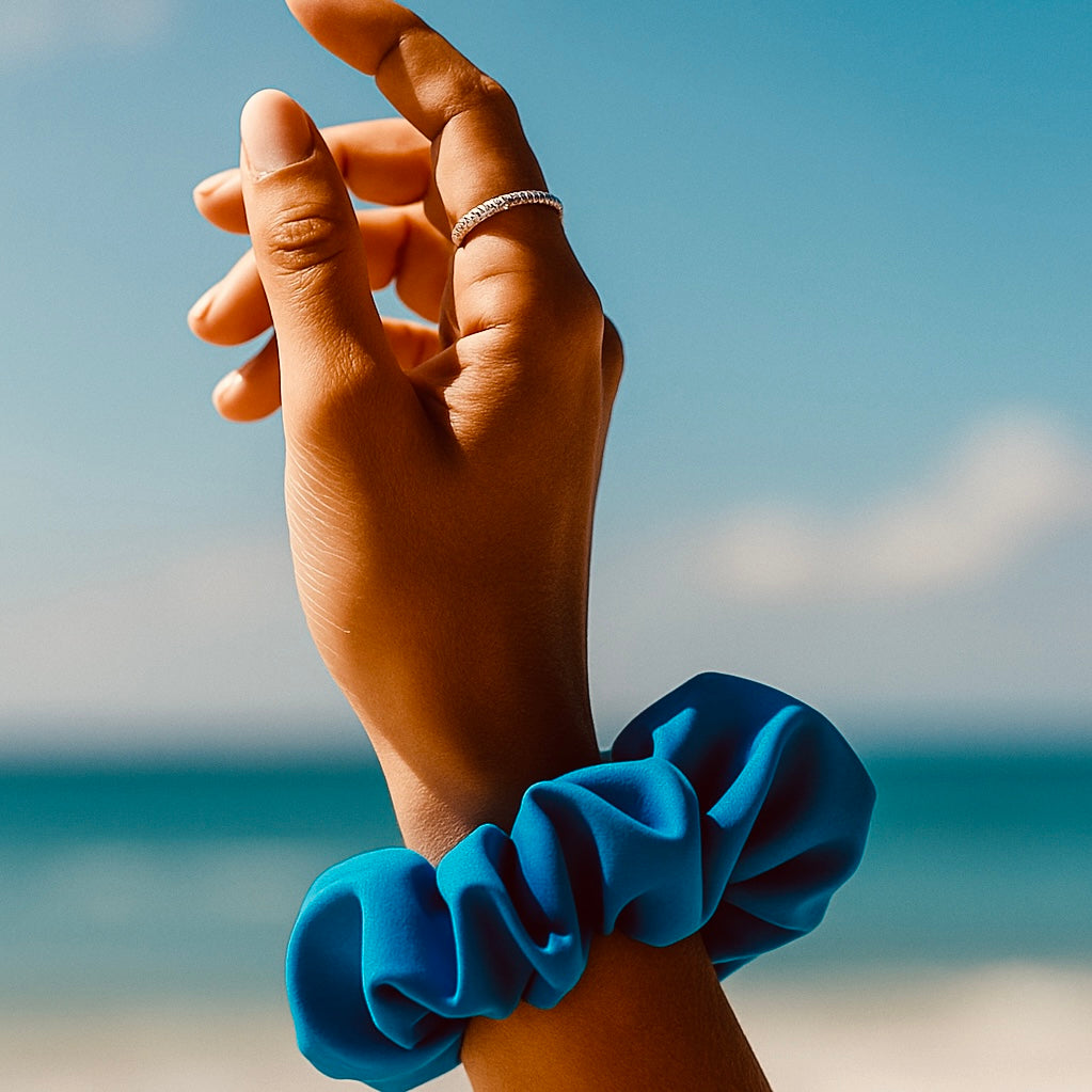 Blauer Sport-Scrunchie aus Lycra – formstabil bei Sonne, Wasser und Bewegung