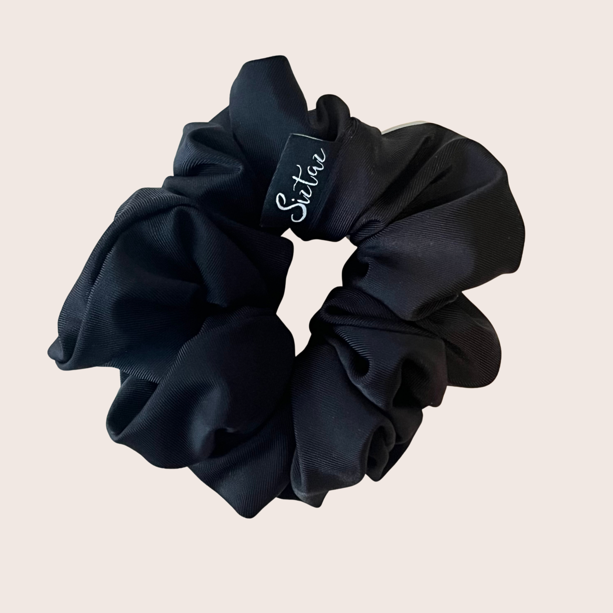Elastischer Scrunchie in Schwarz aus chlorresistentem Lycra – formstabil bei Wasser & Sonne
