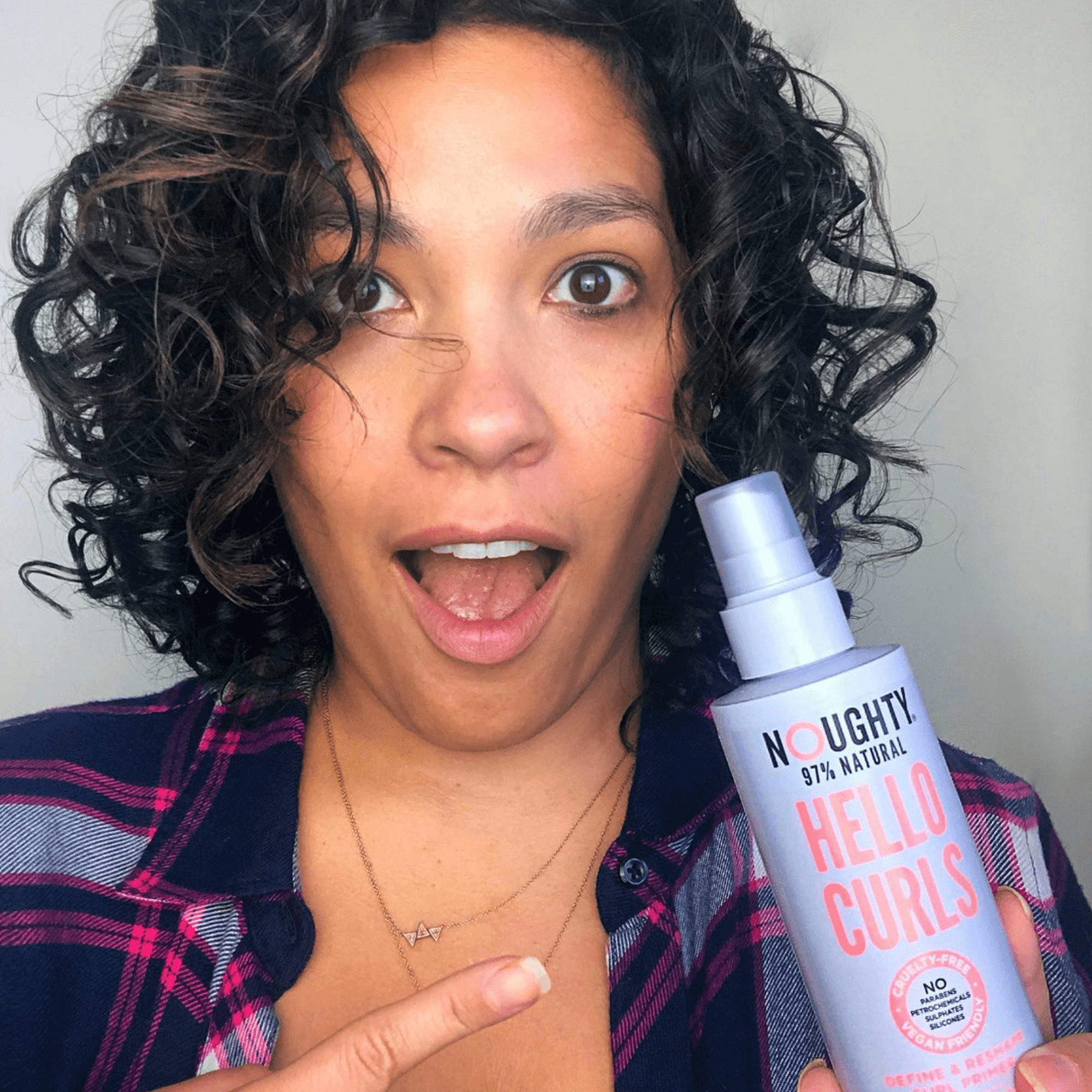 Noughty Hello Curls Define and Re-Shape Curl Primer ist ein leichtes Leave-in-Produkt, das speziell entwickelt wurde, um Locken zu definieren und Frizz zu reduzieren. Es bereitet das Haar auf das Styling vor, spendet Feuchtigkeit und reaktiviert Locken, um ihre natürliche Form und Sprungkraft zu verbessern. Mit natürlichen Inhaltsstoffen wie Kokosnussöl und Shea-Butter pflegt es das Haar, ohne es zu beschweren, und sorgt für weiche, definierte Locken den ganzen Tag über. Ideal für die tägliche Auffrischung
