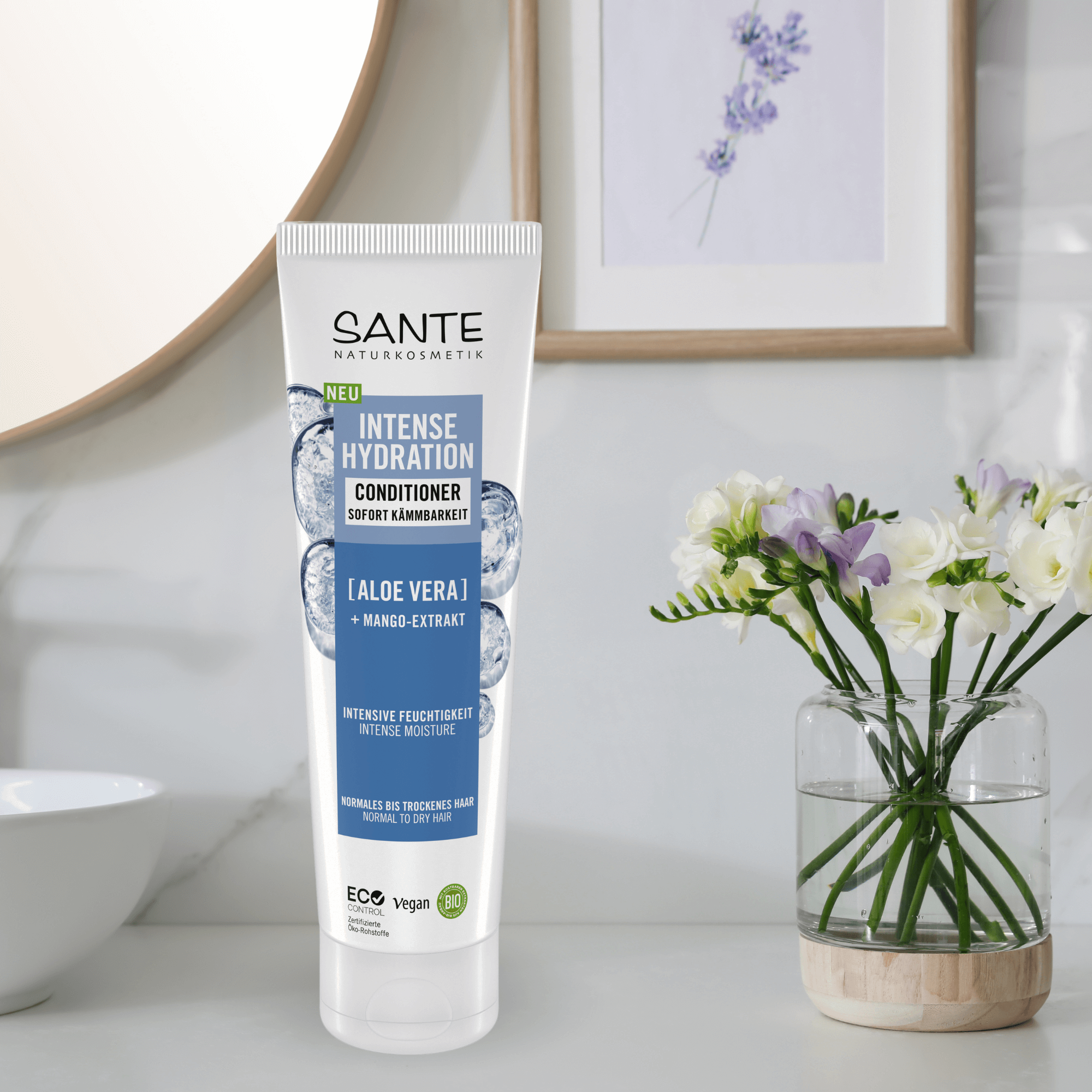 Sante Intense Hydration Conditioner, ein feuchtigkeitsspendender Conditioner mit natürlichen Inhaltsstoffen, der trockenes Haar intensiv pflegt, entwirrt und für Geschmeidigkeit und Glanz sorgt. Auch geeignet für welliges und lockiges Haar.
