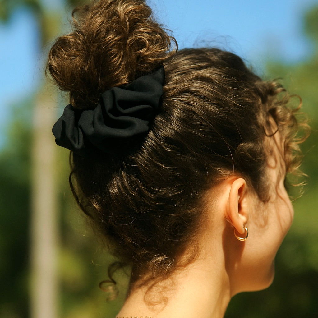 Schwarzer Lycra-Scrunchie – ideal für Schwimmen, Strand und Wassersport, sitzt sicher ohne Ziepen
