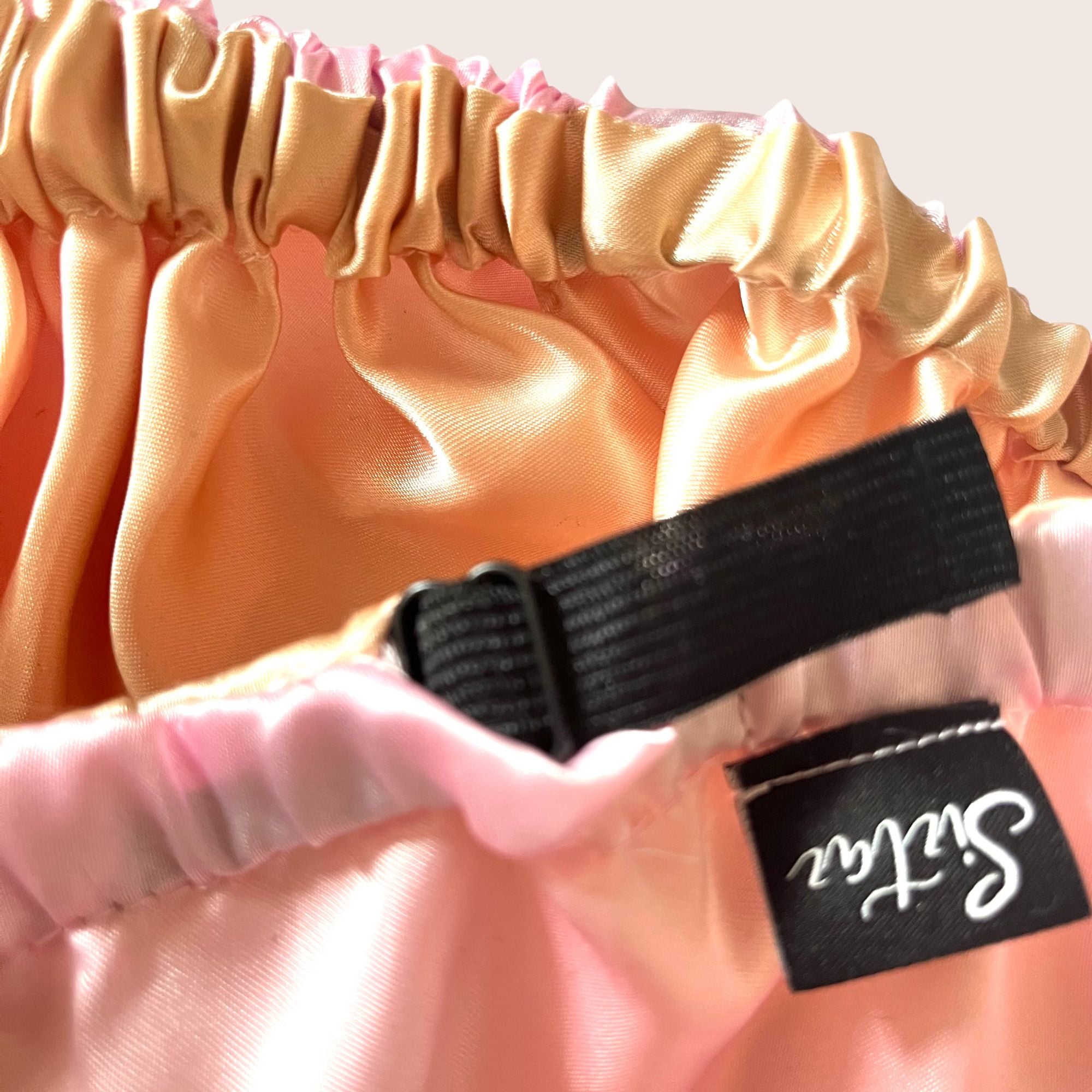 Seidige Schlafhaube in Pink zum Schutz deiner Locken
