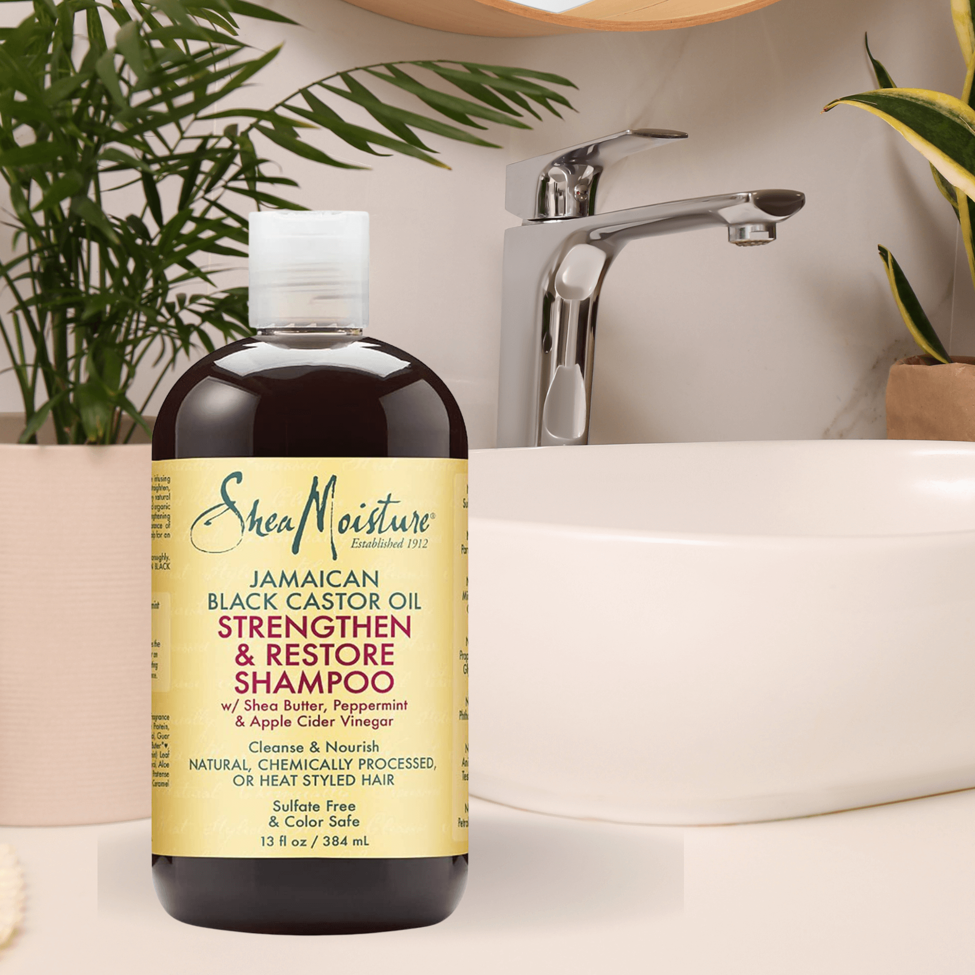 SheaMoisture Jamaican Black Castor Oil Strengthen & Restore Shampoo, ein kräftigendes Shampoo mit Rizinusöl, Shea Butter und Apfelessig, das hilft, geschädigtes Haar zu stärken, zu reinigen und Frizz zu reduzieren.