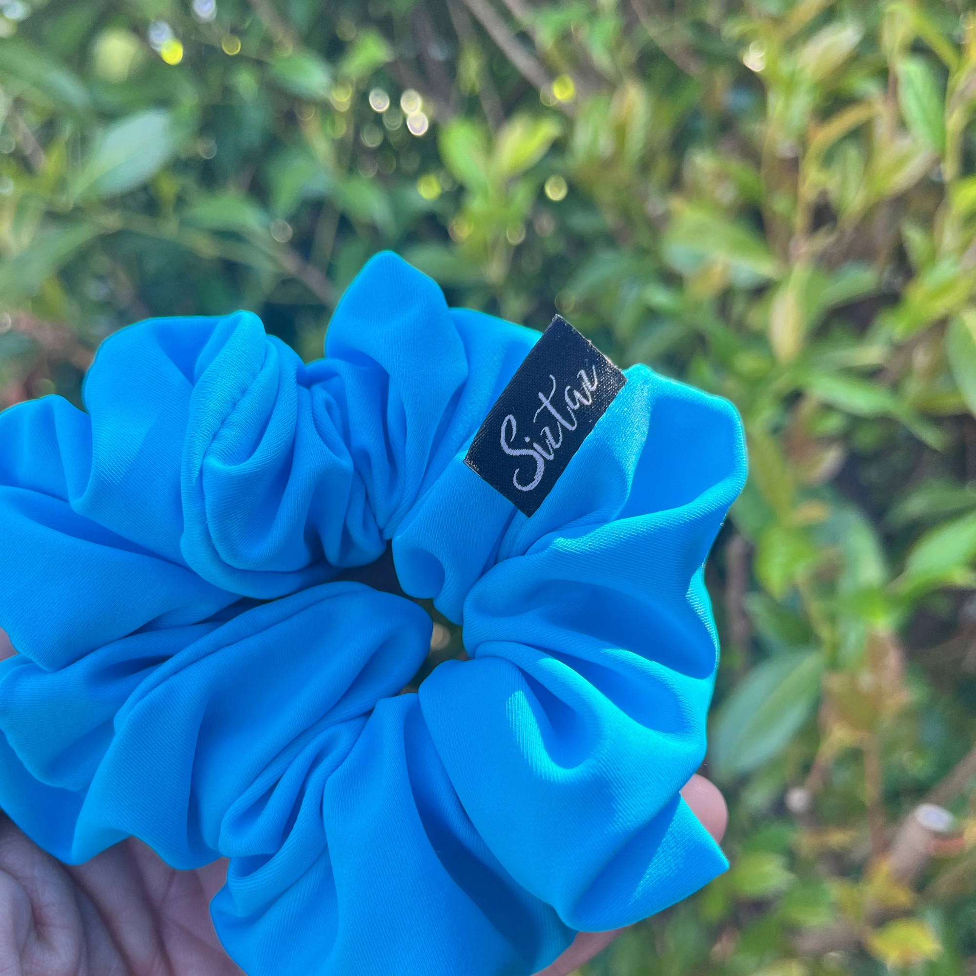 Wasserfester Scrunchie aus blauem Lycra – sicherer Halt ohne Ziepen beim Schwimmen