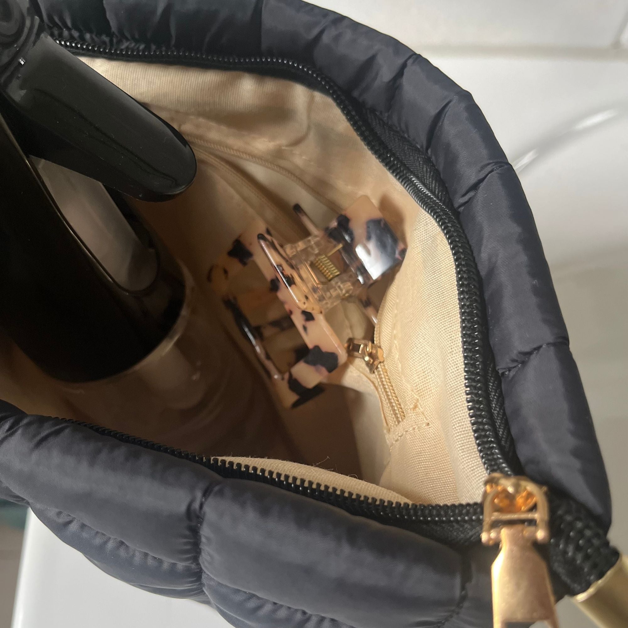 Innenansicht der schwarzen Kosmetiktasche mit Fächern