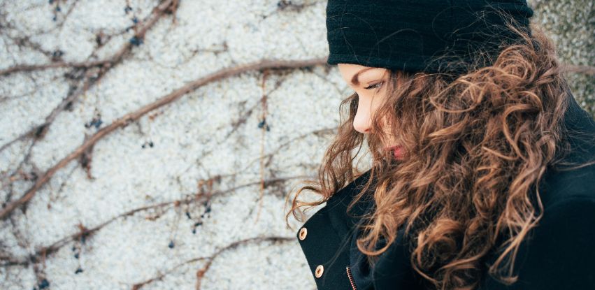 Locken in der Winterpflege: weich und definiert