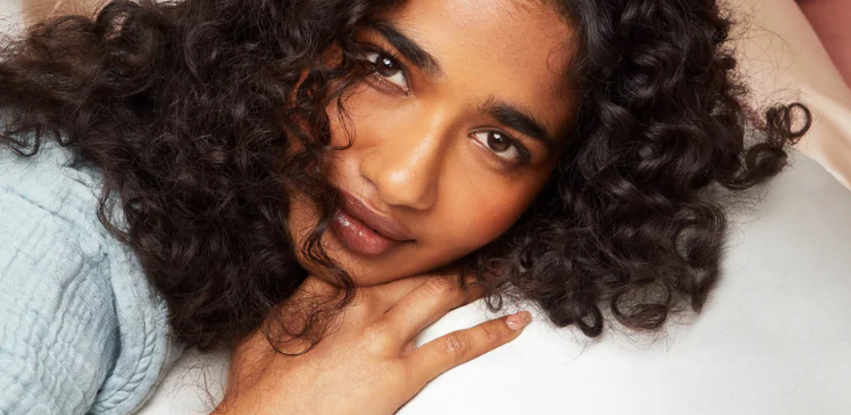 CGM steht für die Curly Girl Methode – eine pflegende Lockenroutine ohne Silikone und Sulfate. Entdecke, wie du sie in der Schweiz startest – mit den passenden Produkten.