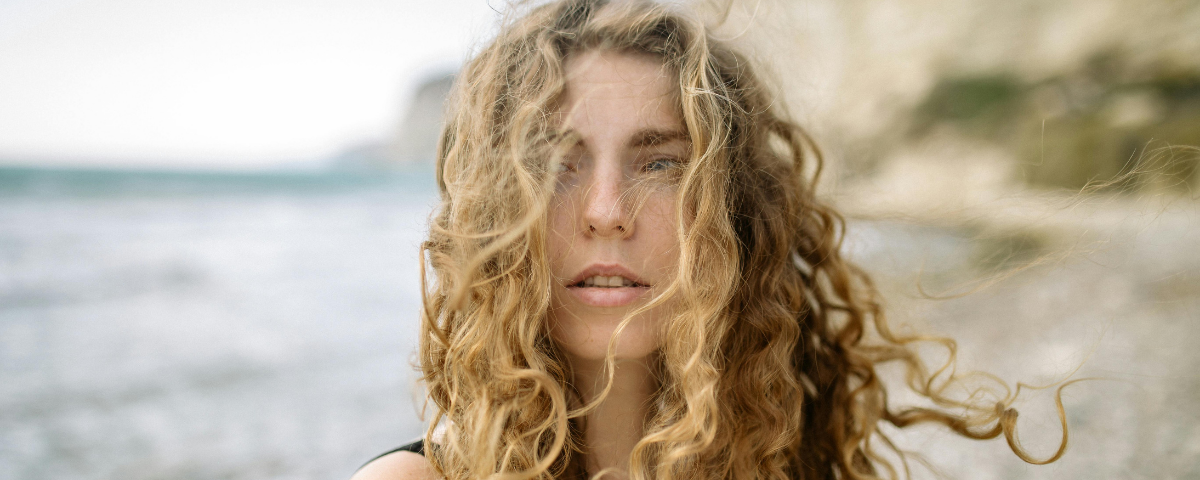 Sommer, Sonne, Strand: So schützt du deine Locken vor dem Austrocknen