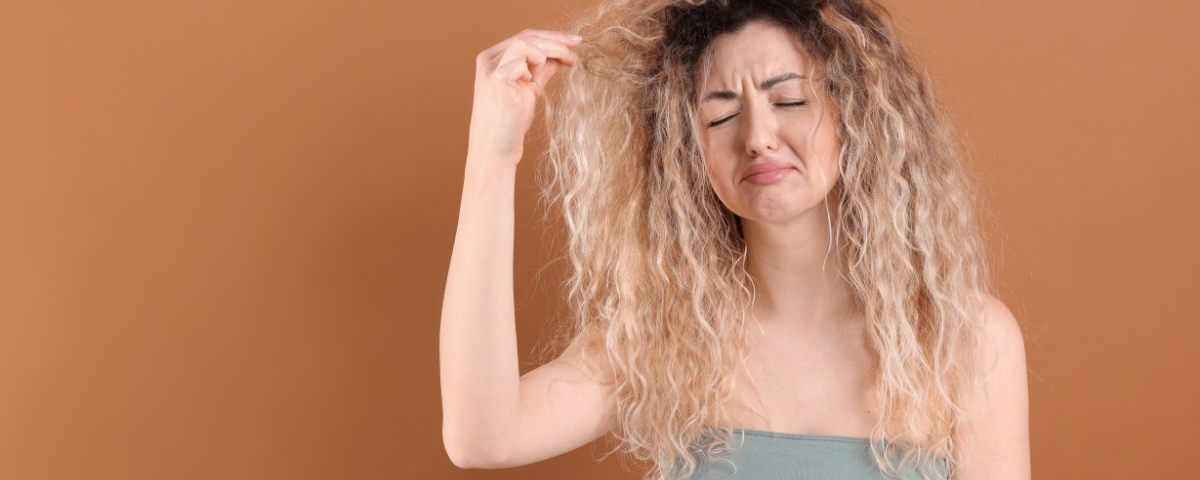 Frizz im Griff: Warum deine Haare bei Feuchtigkeit aufplustern (und wie du es verhinderst)