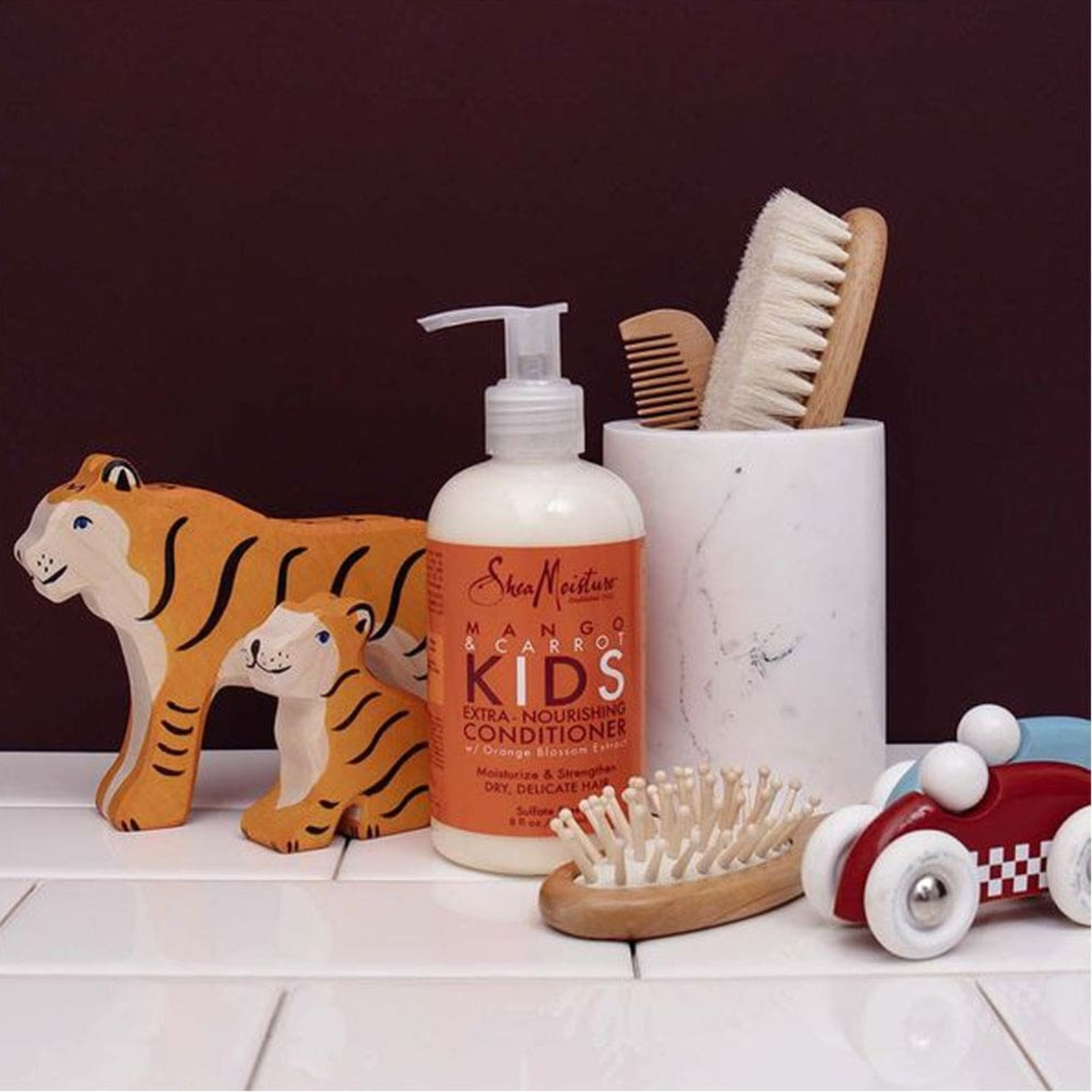 SheaMoisture Mango & Carrot Kids Extra-Nourishing Shampoo, ein pflegendes Shampoo für Kinder mit Mango- und Karottenextrakten, das speziell entwickelt wurde, um Locken zu nähren, zu stärken, Frizz zu reduzieren und das Haar leichter kämmbar zu machen.