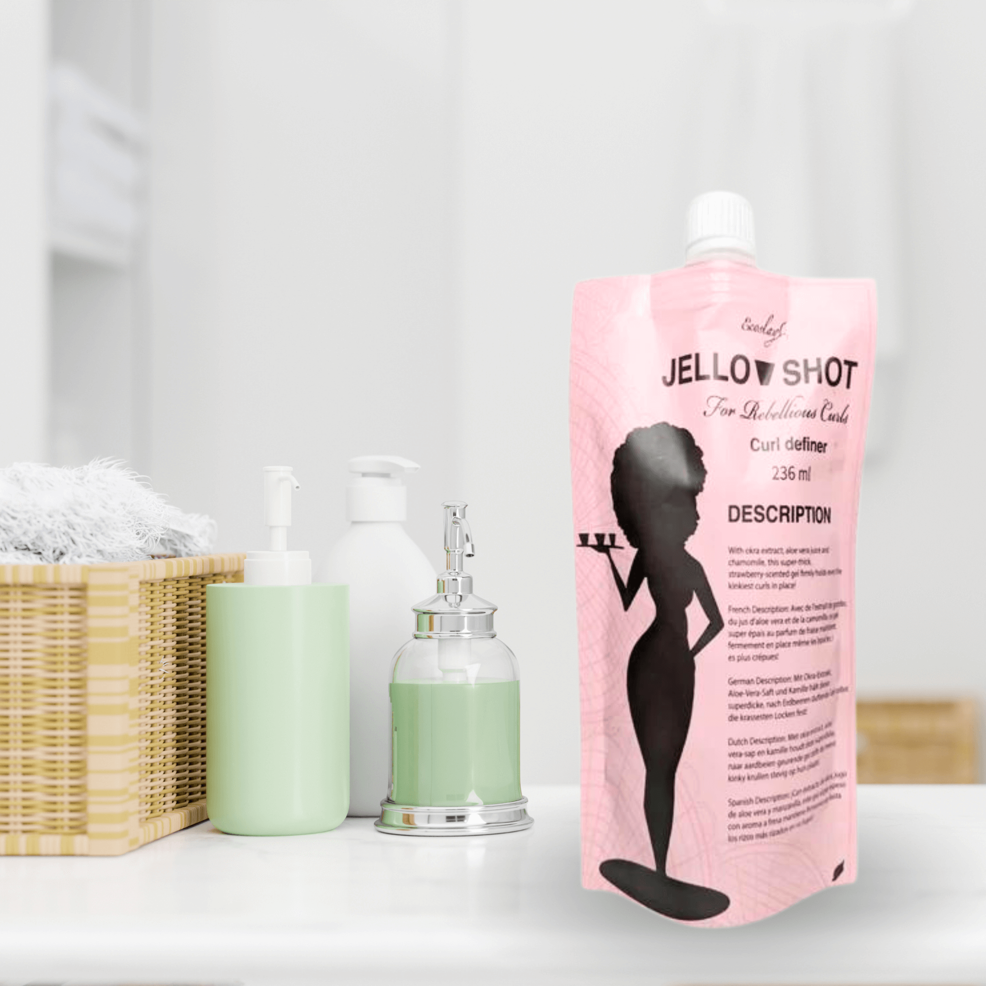 Ecoslay Jello Shot Gel ist ein stark haltendes natürliches Styling-Gel, das speziell für dickes, lockiges und krauses Haar entwickelt wurde. Es bietet extremen Halt und hilft, Locken zu definieren, Frizz zu kontrollieren und die Frisur den ganzen Tag lang in Form zu halten. Mit natürlichen Inhaltsstoffen wie Leinsamengel und Aloe Vera pflegt es das Haar, ohne es zu beschweren oder auszutrocknen. Ideal für Locken, die maximale Definition und Halt benötigen.