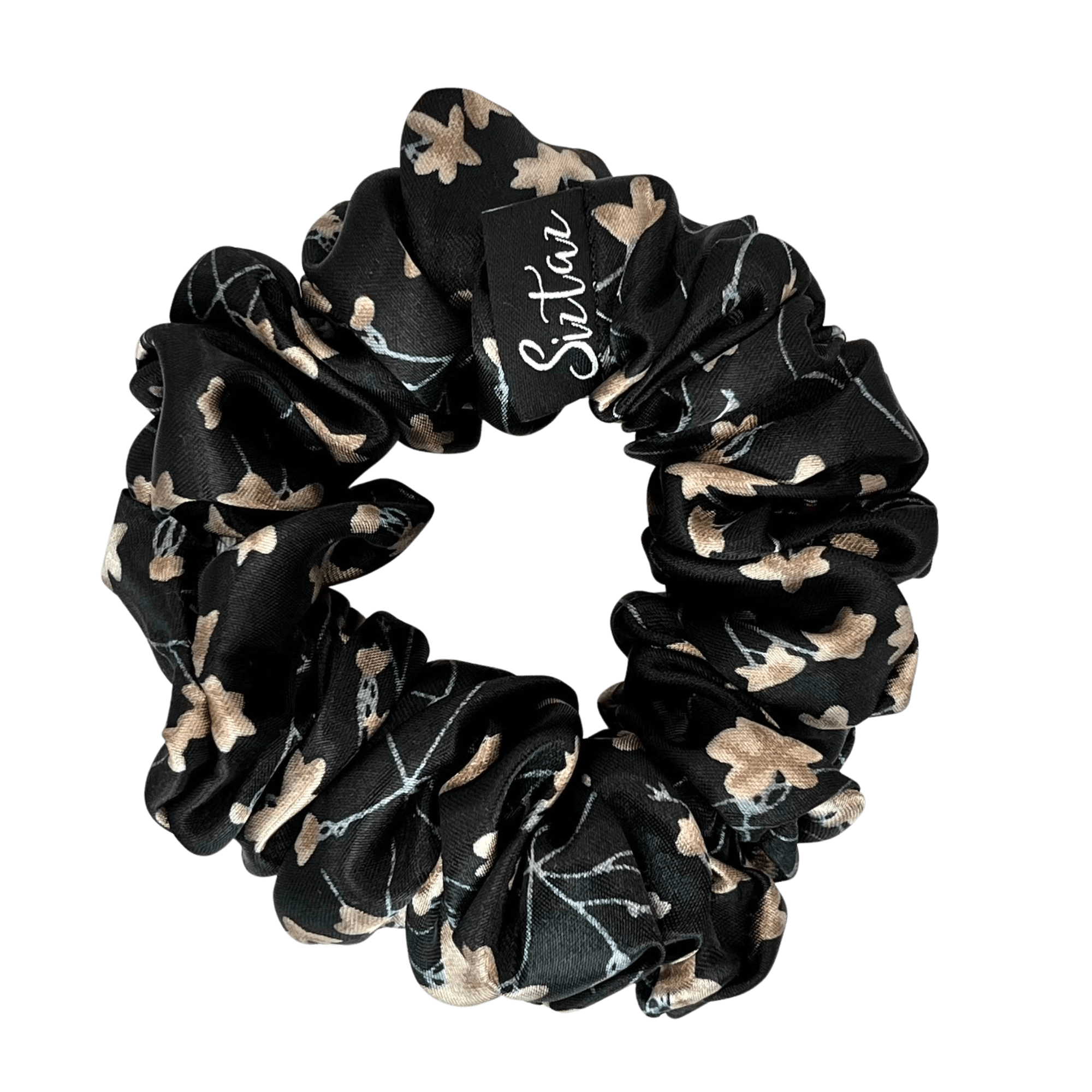 Satin-Scrunchie mit herzigem Blumendruck. Dieser Scrunchie aus hochwertigem Satin, schwarz mit Blumen ist besonders sanft zu deinem Haar und bietet einen festen Halt – ganz ohne Ziepen oder Haarbruch.