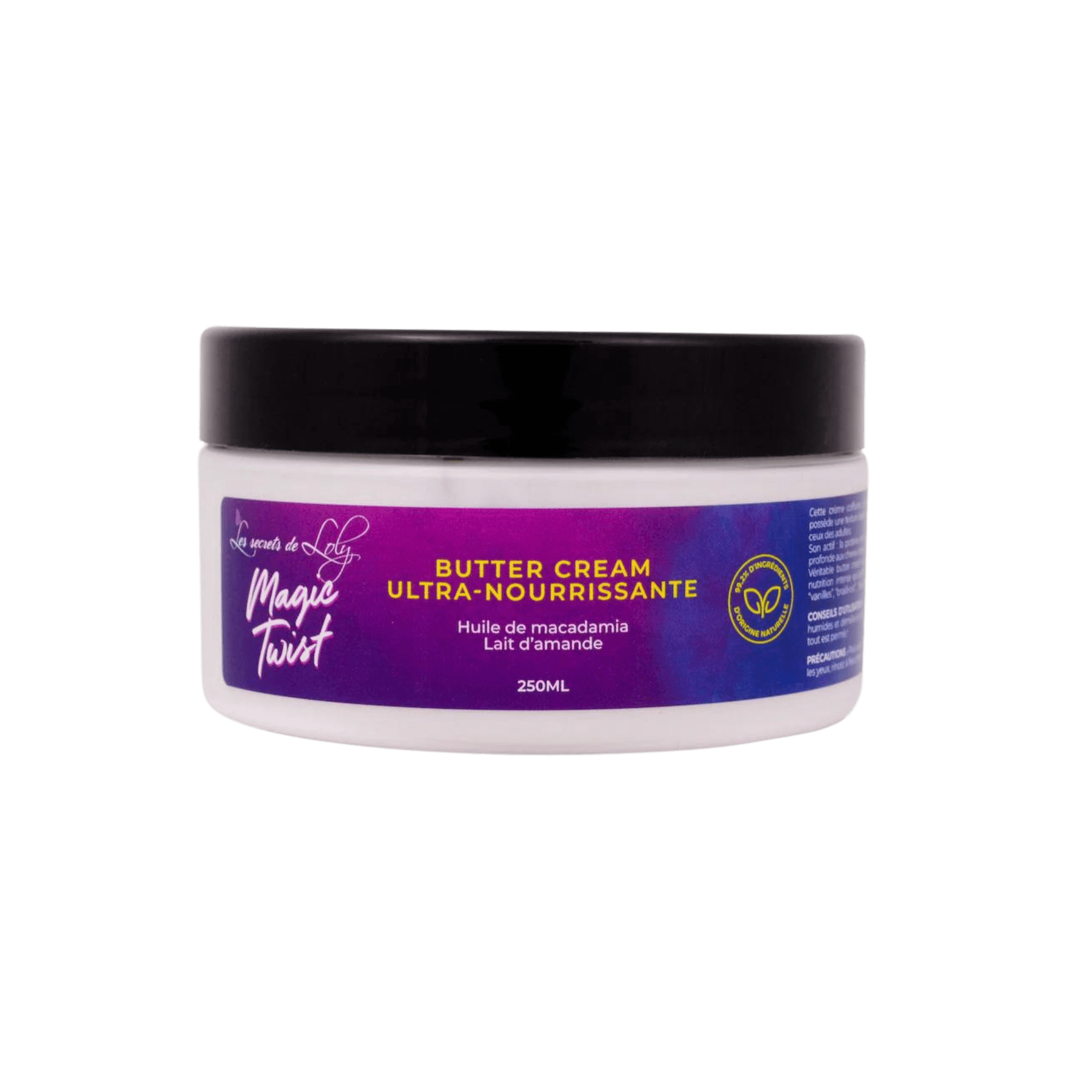 Les Secrets de Loly Magic Twist Butter Haarcreme ist eine reichhaltige Haarcreme, die speziell für sehr trockenes und lockiges Haar entwickelt wurde. Mit Inhaltsstoffen wie Sheabutter und süßem Mandelöl spendet sie intensive Feuchtigkeit, pflegt das Haar und definiert Locken. Sie eignet sich perfekt für Twist-Outs und andere Frisuren, die weiche, glänzende und gut definierte Locken erfordern, ohne Frizz.