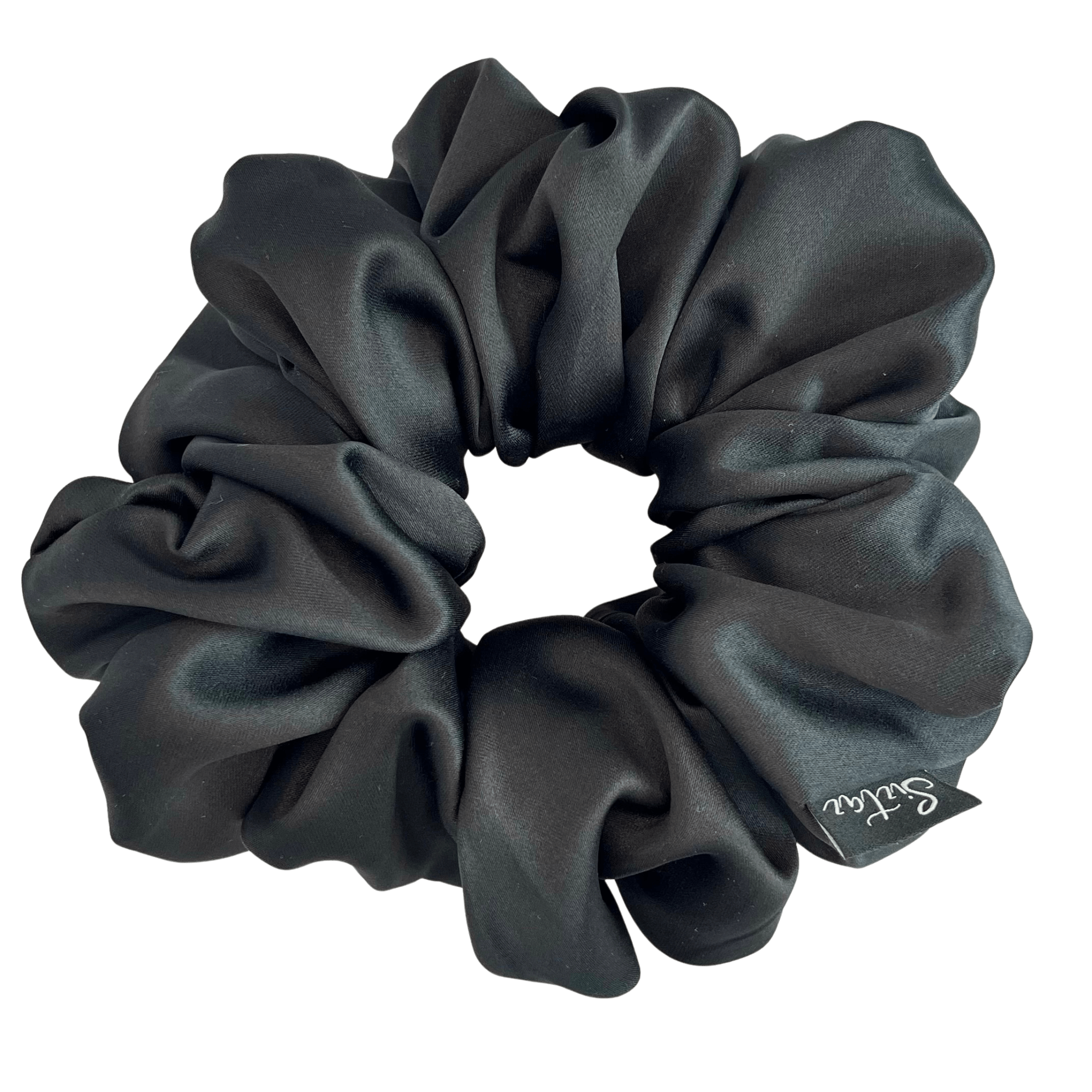 Schwarzer Satin Scrunchie – Handgefertigter Haargummi aus hochwertigem Satin, eleganter Akzent, sanft zum Haar und passend zu jedem Look.