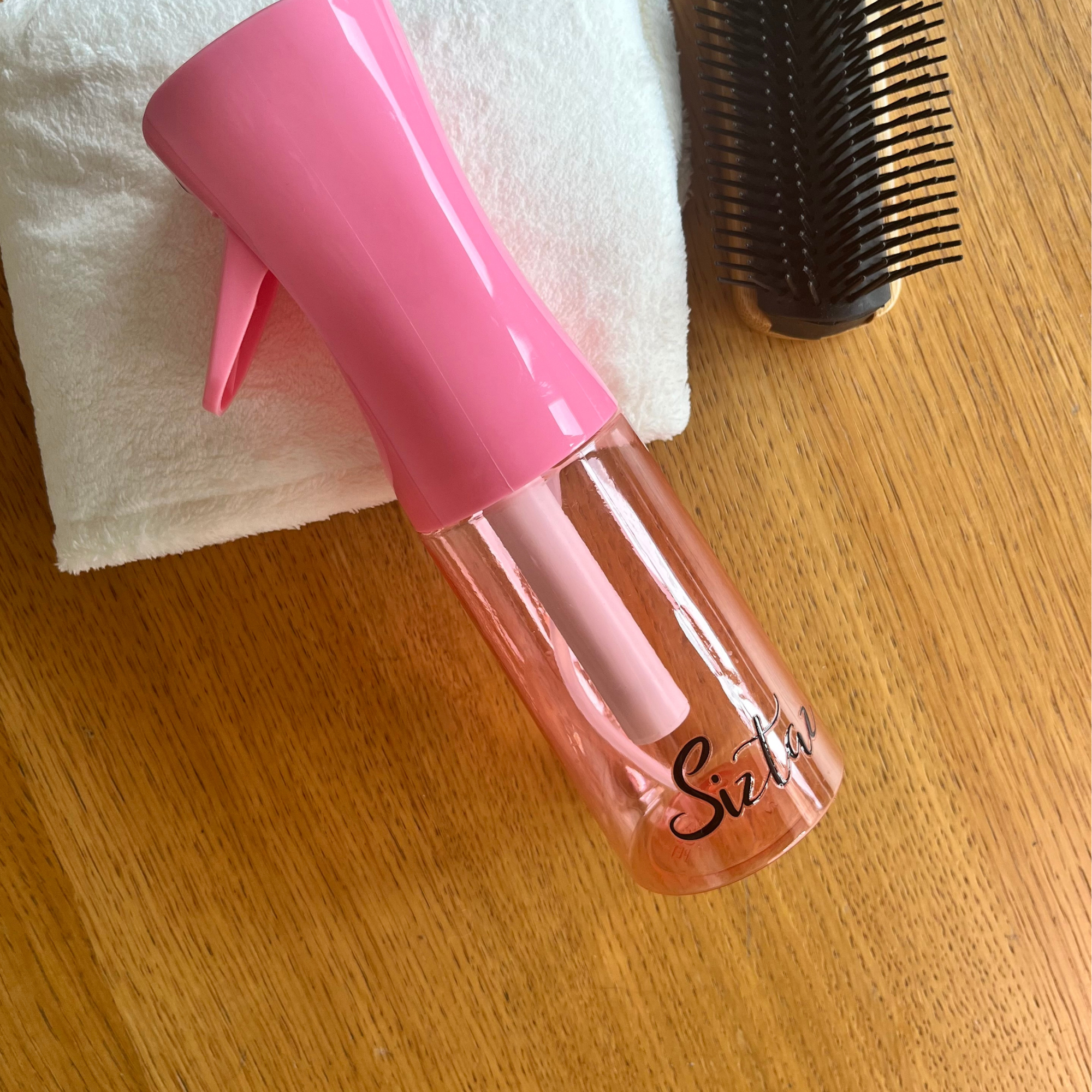 Pinke Sprühflasche mit 200 ml Inhalt, ideal für Lockenpflege und tägliches Haarstyling