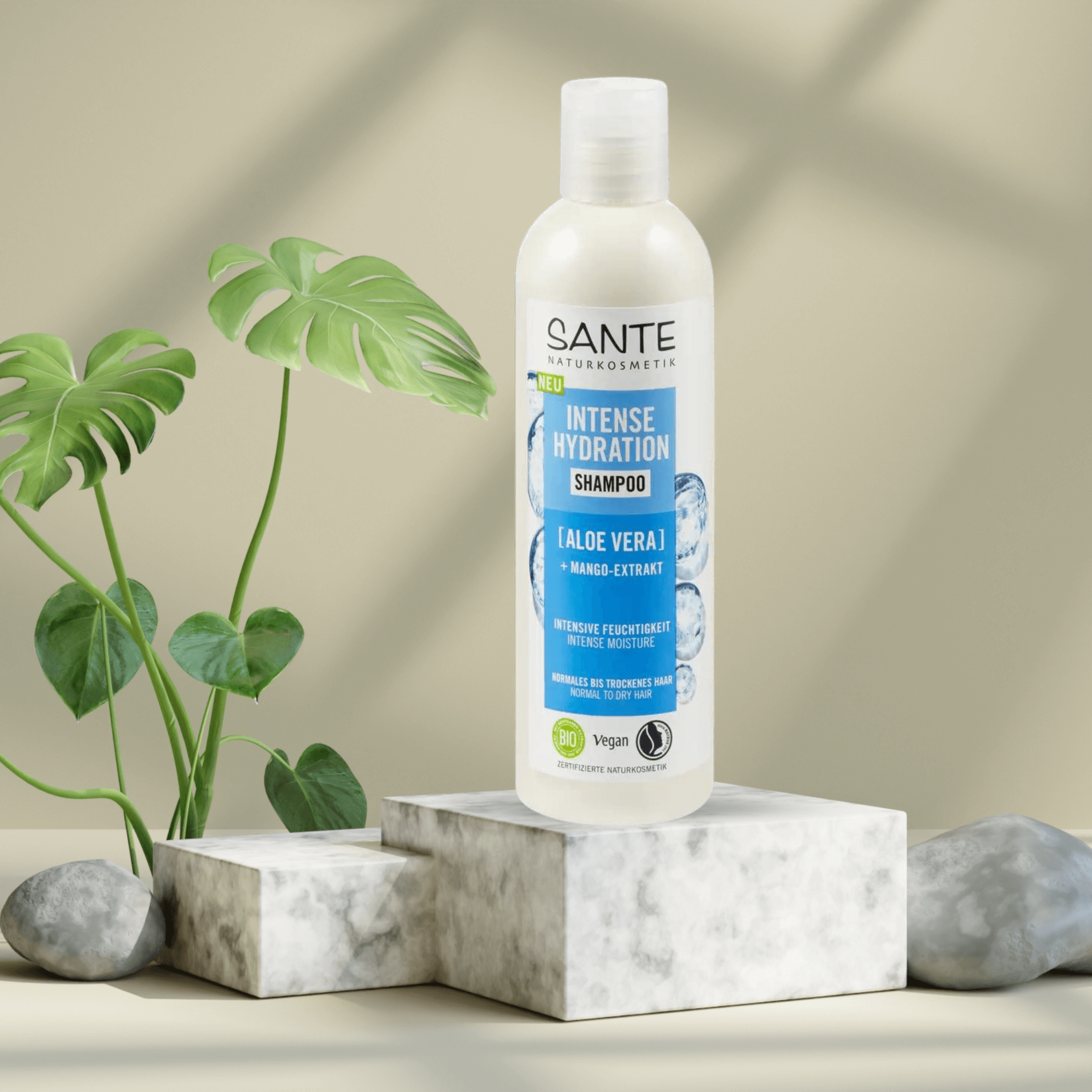 Sante Intense Hydration Shampoo, ein feuchtigkeitsspendendes Shampoo mit natürlichen Inhaltsstoffen, das trockenes Haar intensiv hydratisiert, sanft reinigt und für geschmeidiges, glänzendes Haar sorgt. Auch geeignet für welliges und lockiges Haar.