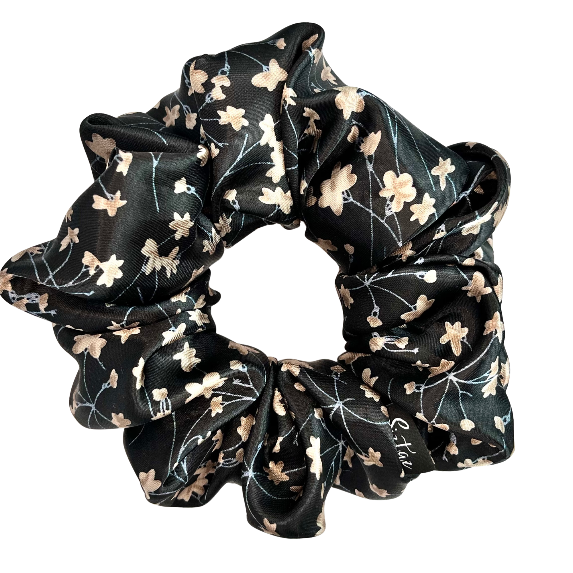 Floral Satin Scrunchie mit herzlichen kleinen Blümen – Handgefertigter Haargummi, der sicheren Halt bietet und das Haar schont, ideal für jeden Look. Schwarz mit braunen Blümen.