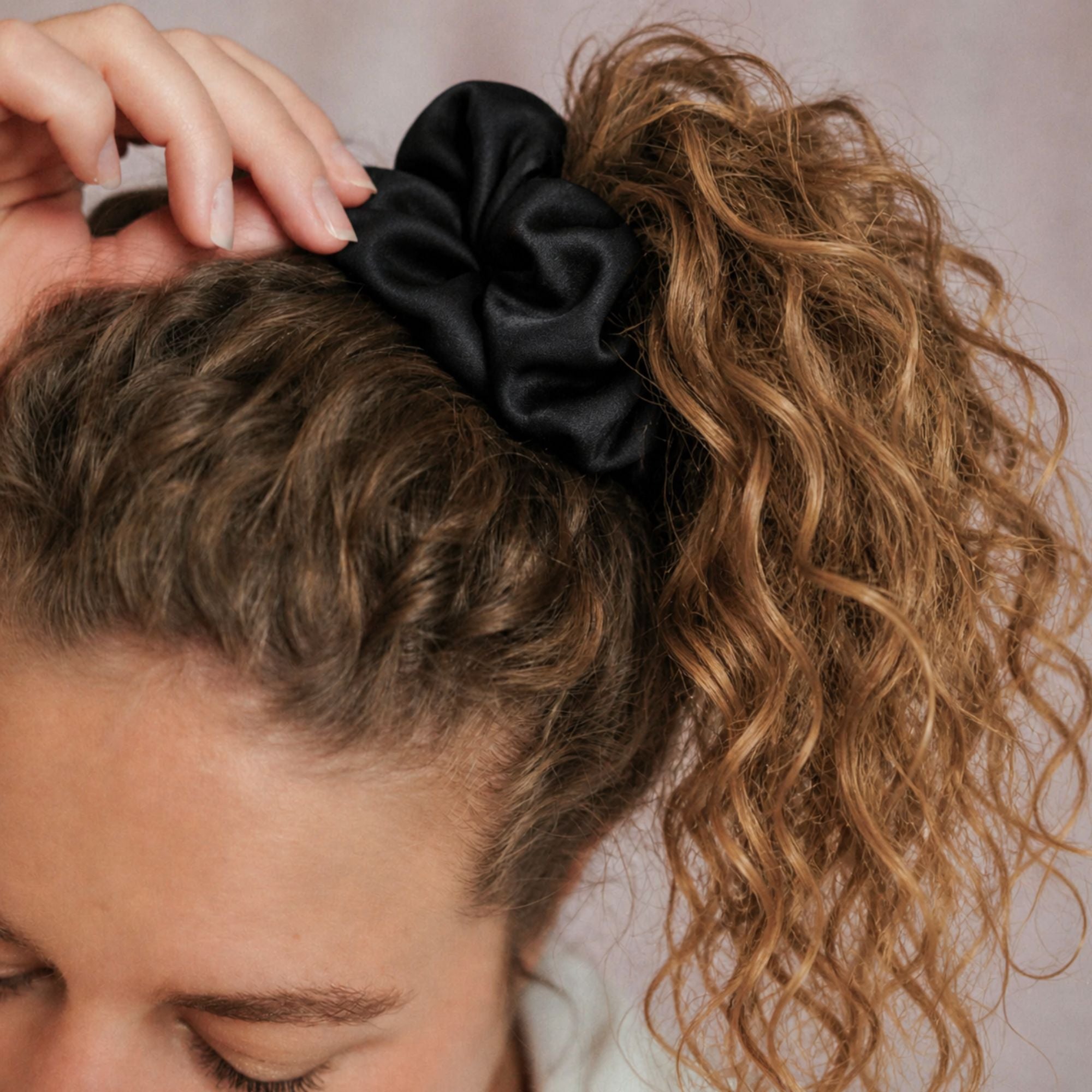Satin Scrunchie Haargummi – sanft für Locken, schwarz