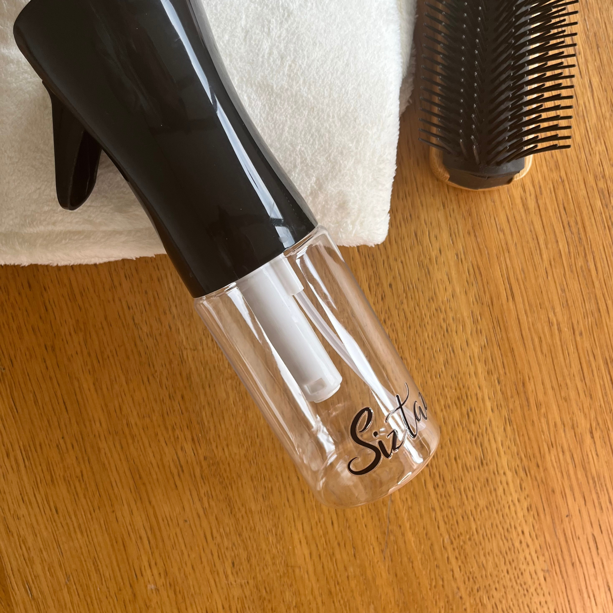 Siztaz Sprühflasche schwarz, black für Locken – feiner Sprühnebel für tägliches Auffrischen und Definition, personalisierbar mit Haarkuren, 200 ml Fassungsvermögen.