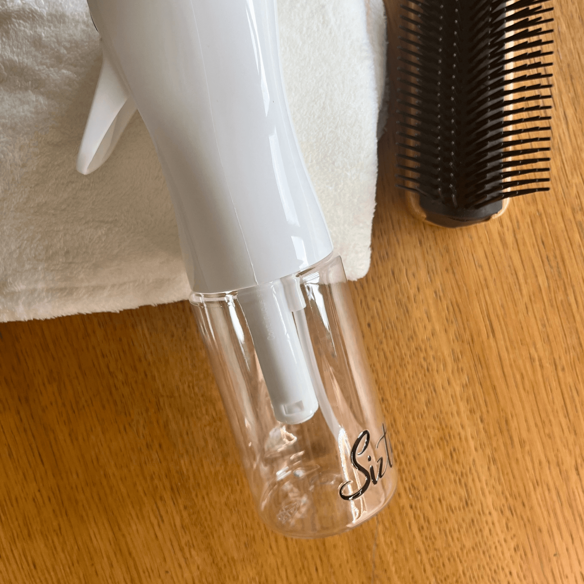 Siztaz Sprühflasche weiss, white für Locken – feiner Sprühnebel für tägliches Auffrischen und Definition, personalisierbar mit Haarkuren, 200 ml Fassungsvermögen.