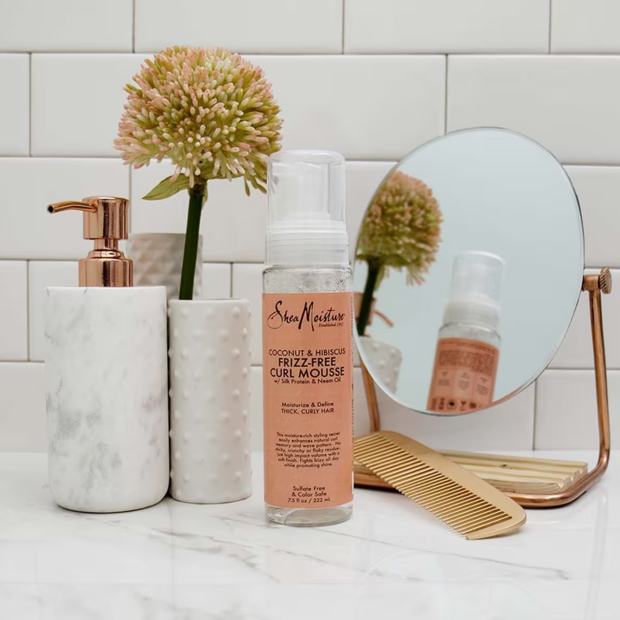 SheaMoisture Coconut & Hibiscus Frizz-Free Curl Mousse, ein leichtes Schaumstyling-Produkt für Locken mit Kokosnuss- und Hibiskus-Extrakten, das Locken definiert, Frizz reduziert und dem Haar Glanz und Halt verleiht.