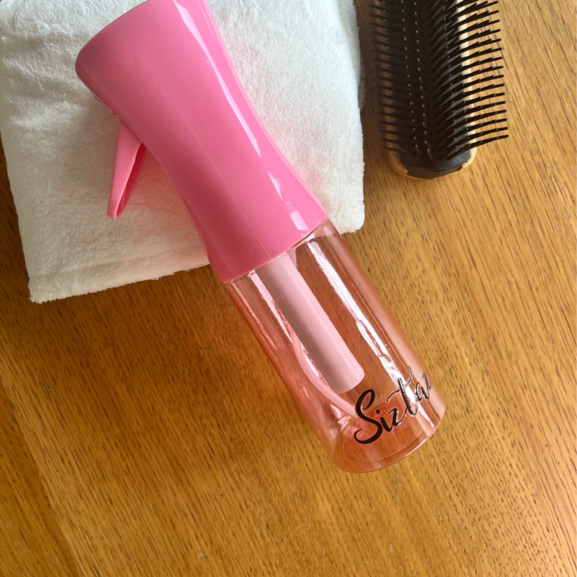 Siztaz Sprühflasche pink, für Locken – feiner Sprühnebel für tägliches Auffrischen und Definition, personalisierbar mit Haarkuren, 200 ml Fassungsvermögen.